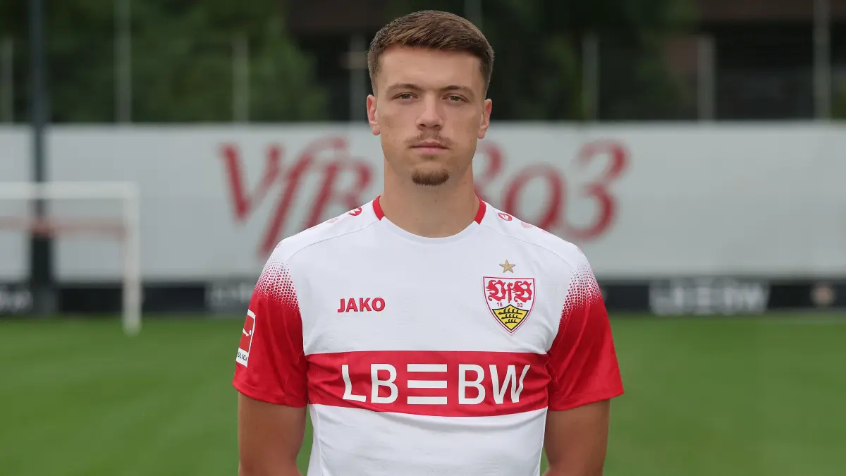 Fußball Fototermin VfB Stuttgart: BAU // Stuttgart , Fußball Bundesliga Saison 2026 2027 ; Fototermin VfB Stuttgart , Dzenan Pejcinovic
