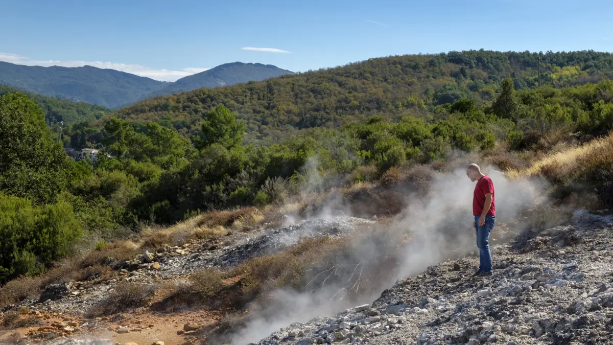 Italy, Tuscany, Colline Metallifere, Val di Cecina, Sasso Pisano, Valle delle Diavolo, hiker looking at geothermal field model released Symbolfoto PUBLICATIONxINxGERxSUIxAUTxHUNxONLY LBF02251