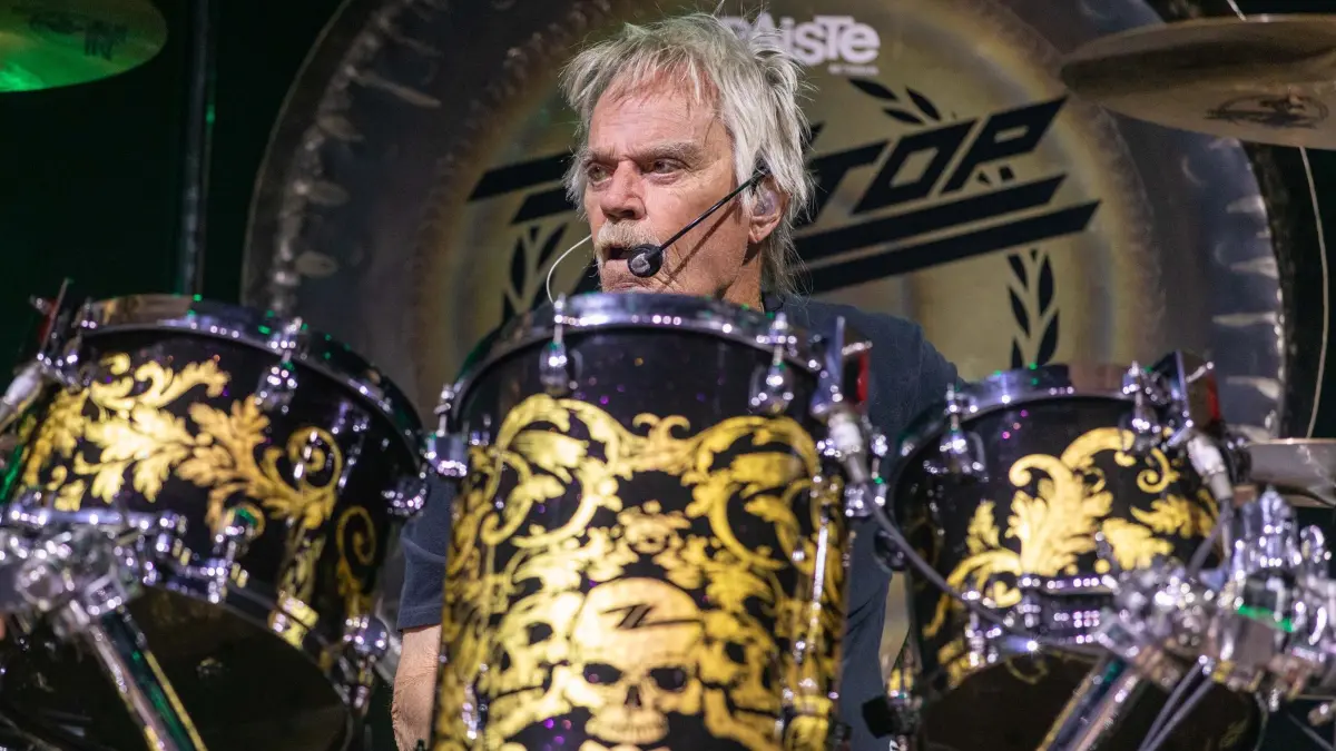 Schlagzeuger Frank Beard von ZZ Top: ARCHIV - 28.04.2023, USA, Indio: Schlagzeuger Frank Beard von ZZ Top spielt beim Stagecoach Music Festival im Empire Polo Club in Indio, Kalifornien. (zu dpa: «ZZ-Top-Drummer Frank Beard mit 77 Jahren gestorben») Foto: Daniel Deslover/ZUMA Press Wire/dpa +++ dpa-Bildfunk +++