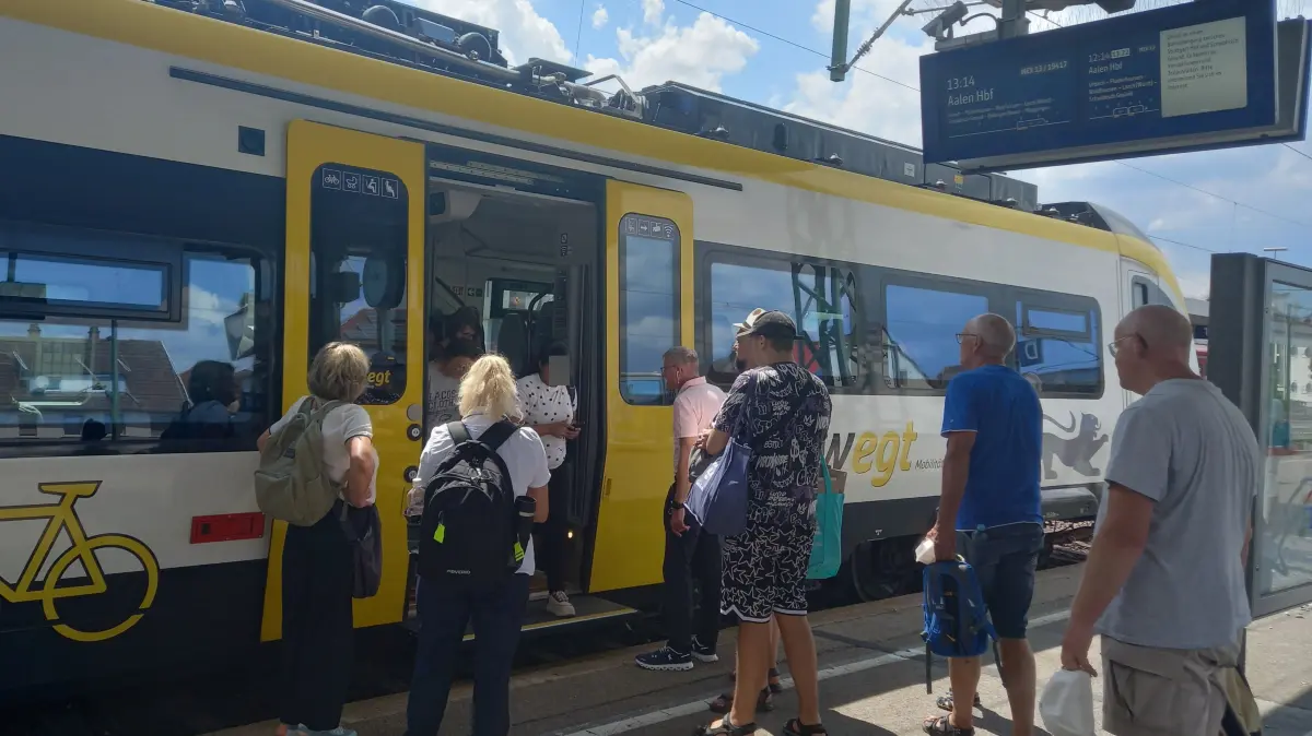 Viele der Mex-Züge rollen nun doch nicht am Bahnhof Schorndorf während der Bahnsteigarbeiten vorbei – sondern halten ab 12. September weiter in Schorndorf.