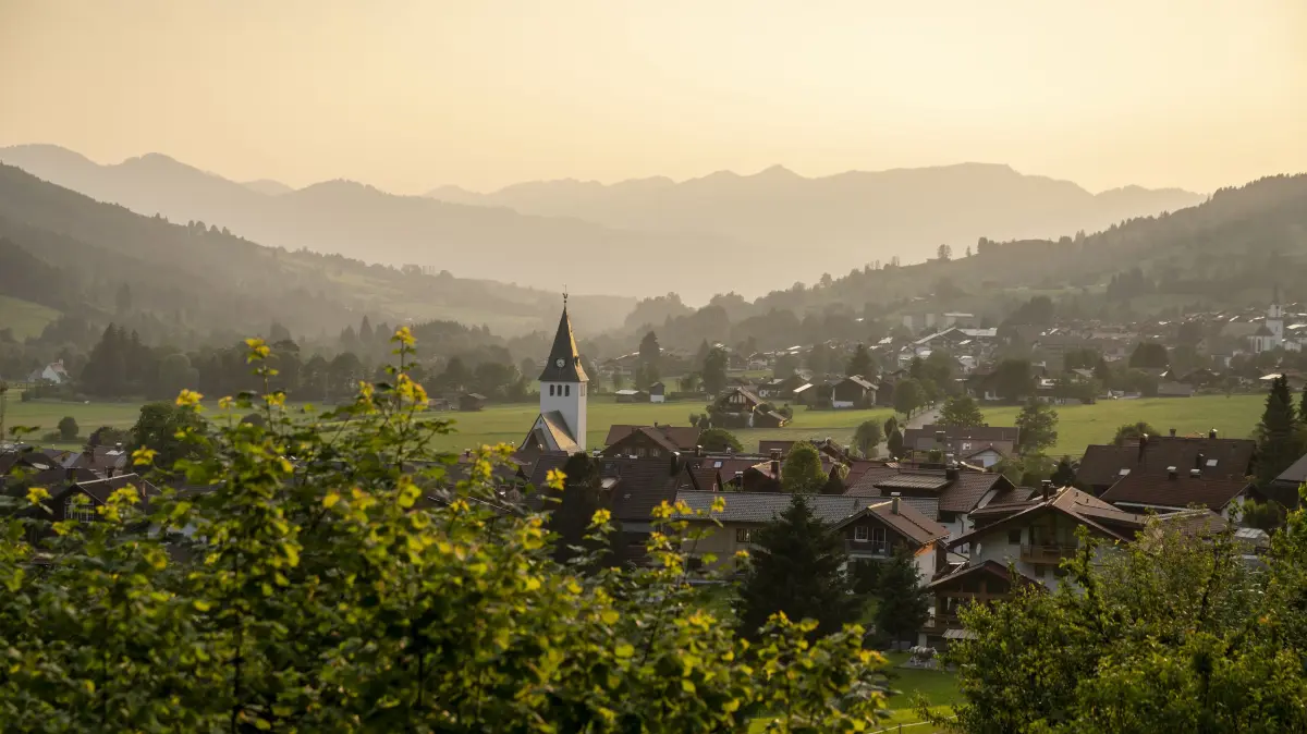 In Alleinlage mit Blick sowohl in die Hindelanger Berge als auch über Bad Oberdorf hinweg in die Ofterschwanger Berge gelegen, ist die Lage einfach einmalig.