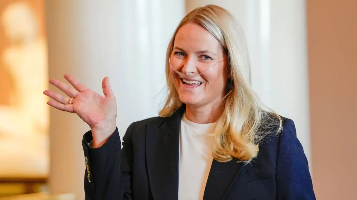 Mette-Marit mit Sauerstoffgerät bei offiziellem Termin