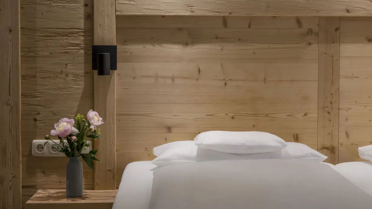 Liebevoll eingerichtete Zimmer mit historischem Geheimnis und Südbalkon mit Bergblick.