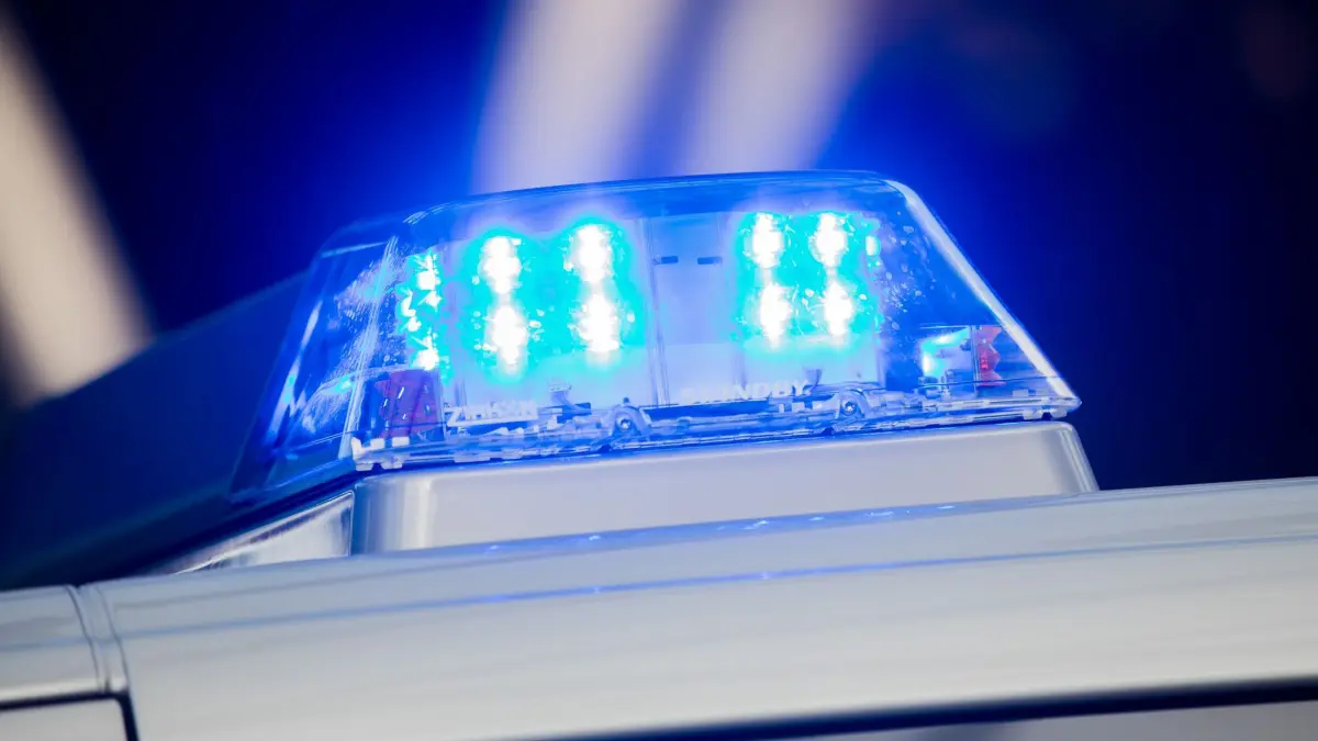 Blaulicht Symbolbild: ARCHIV - 20.10.2017, Nordrhein-Westfalen, Duisburg: Ein Blaulicht leuchtet auf dem Streifenwagen der Polizei. (zu dpa: «Drei Tote bei Verkehrsunfall in Tschechien») Foto: Rolf Vennenbernd/dpa +++ dpa-Bildfunk +++