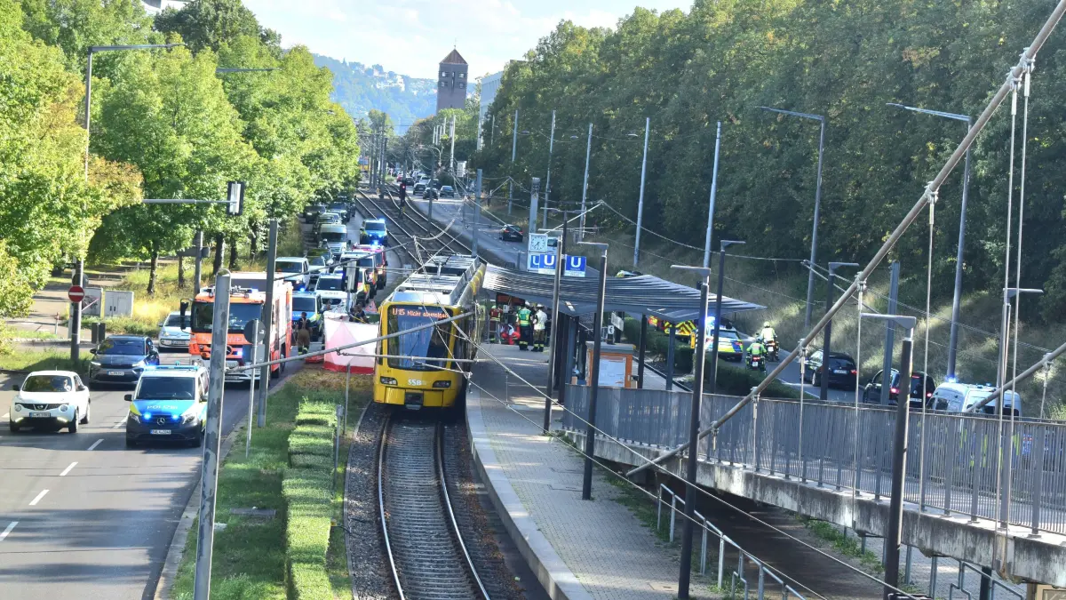 Am heutigen Nachmittag kam es am U-Bahn Halt Loewentorbruecke zu einem toedlichen Stadtbahn Unfall. Na h ersten Informationen wurde eine Person im Bereich der Haltestelle von der U15 erfasst und toedlich verletzt. Drt bahnverkehr wurde eingestellt. Weitere Informationen liegen noch nicht vor