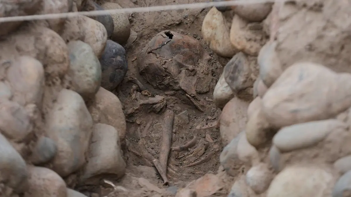 Von Archäologen freigelegte Skelettreste an der Ausgrabungsstätte Huaca Pucllana.