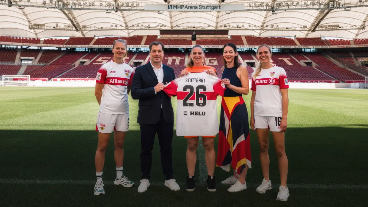 Präsentieren das neue Trikot der VfB-Frauen mit dem HELU Logo auf dem Rücken: VfB-Kapitänin Maximiliane Rall, Karsten Petry, Vorstand Marketing und Vertrieb des VfB Stuttgart, Torhüterin Laura Giuliani, Dr. Petra Luksch, Head of Global Marketing Communications bei HELU, und Janina Hechler (von links).