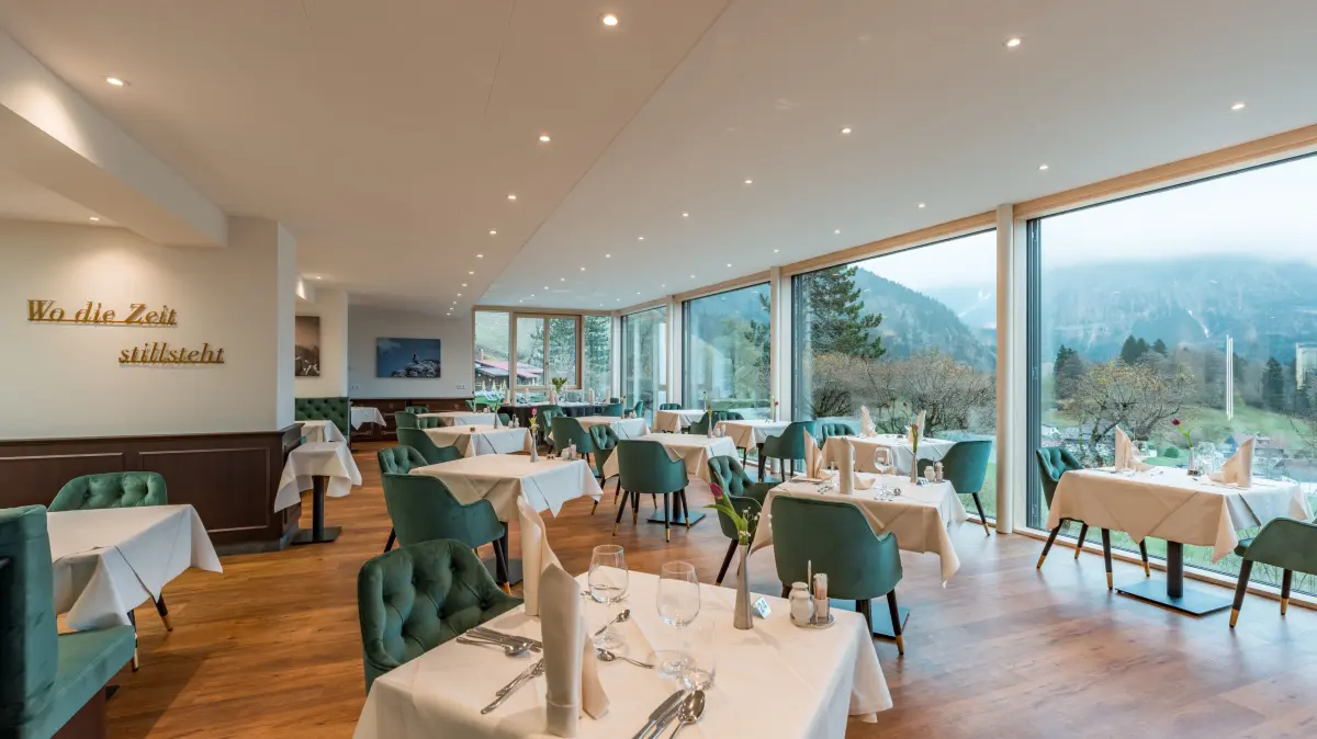 Das neue Panorama-Restaurant verbindet die historische Atmosphäre des Hotels mit bodentiefen Fenstern, die die Natur ins Haus holen.