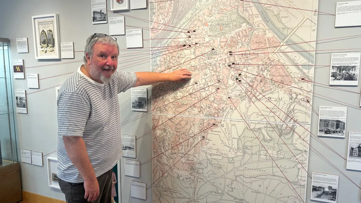Muse-o Kurator Ulrich Gohl in der Ausstellung "Die Zwanziger Jahre im Stuttgarter Osten"