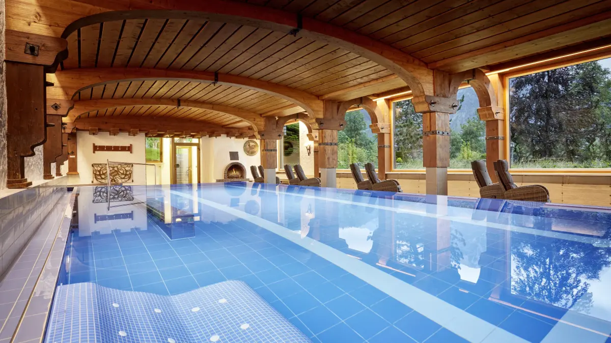 Im warmen Mineralquellwasser schwimmen oder einfach auf der Massageliege den Blick in die Berge genießen, beides perfekt.