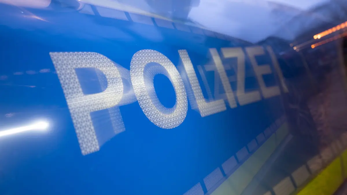 Polizei: ILLUSTRATION - 30.11.2023, Baden-Württemberg, Stuttgart: Das Wort Polizei ist im Rahmen eines Fototermins auf der Karosserie eines Polizeifahrzeugs zu sehen (gestellte Szene, Wischeffekt durch Langzeitbelichtung). Die Polizei sucht die unbekannten Täter, die in Haltern am See in drei Kirchen Opferstöcke aufgebrochen und Geld gestohlen haben. (zu dpa: «Mensch in Stuttgart von Stadtbahn erfasst») Foto: Marijan Murat/dpa +++ dpa-Bildfunk +++