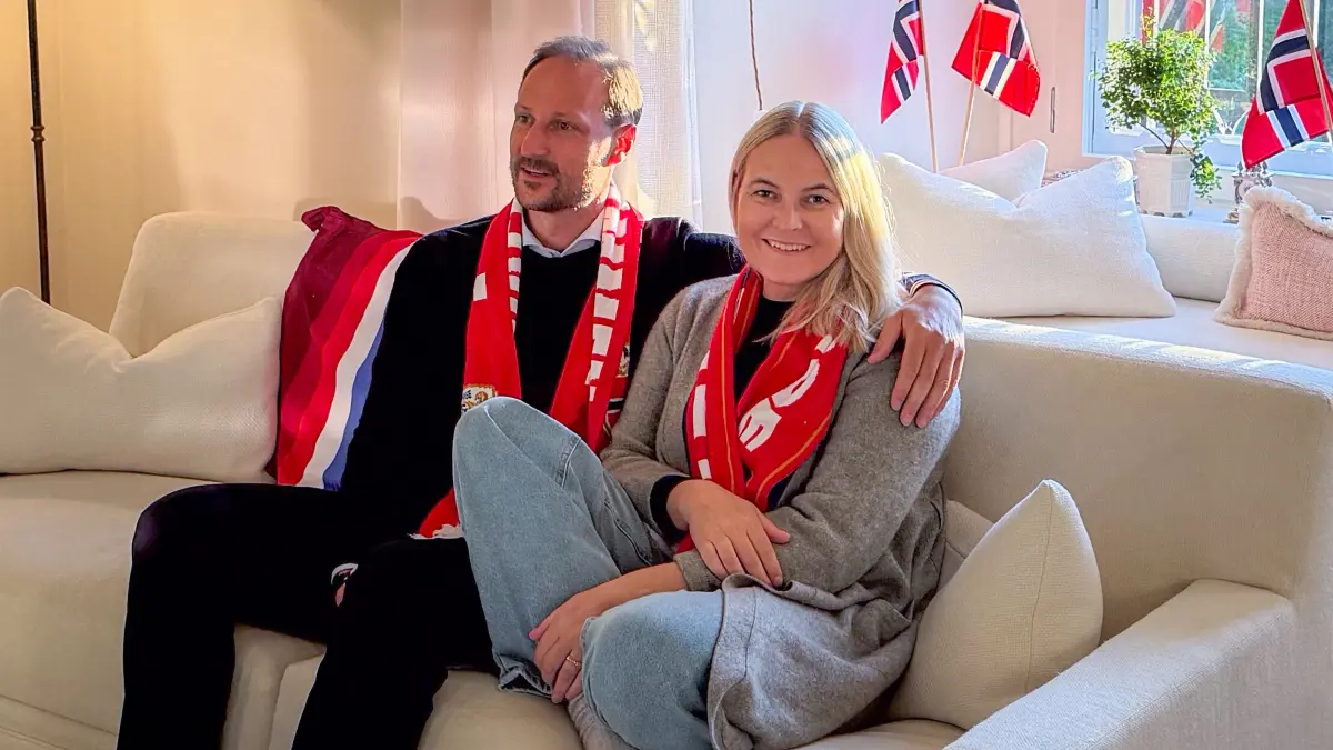Norwegens Kronprinz Haakon und seine Frau, Kronprinzessin Mette-Marit, sehen das Achtelfinale der Fußball-WM zwischen Norwegen und Brasilien im Schloss in Oslo. Der norwegische Palast hat die ersten Bilder von Kronprinzessin Mette-Marit nach ihrer Lungen-Operation veröffentlicht.