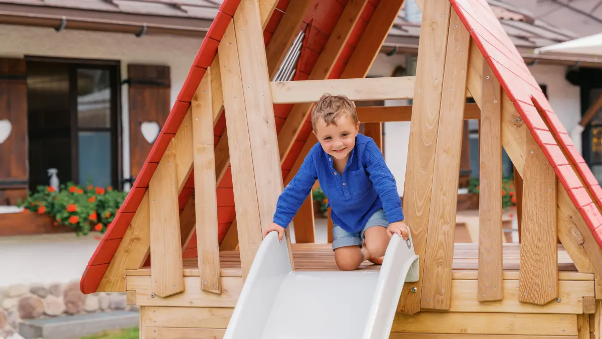 Im MONDI Resort finden Familien einen Rückzugsort, der alle Generationen begeistert. 2026 neu: TONIs kleiner Bauernhof-Spielplatz direkt neben der Sonnenterrasse.