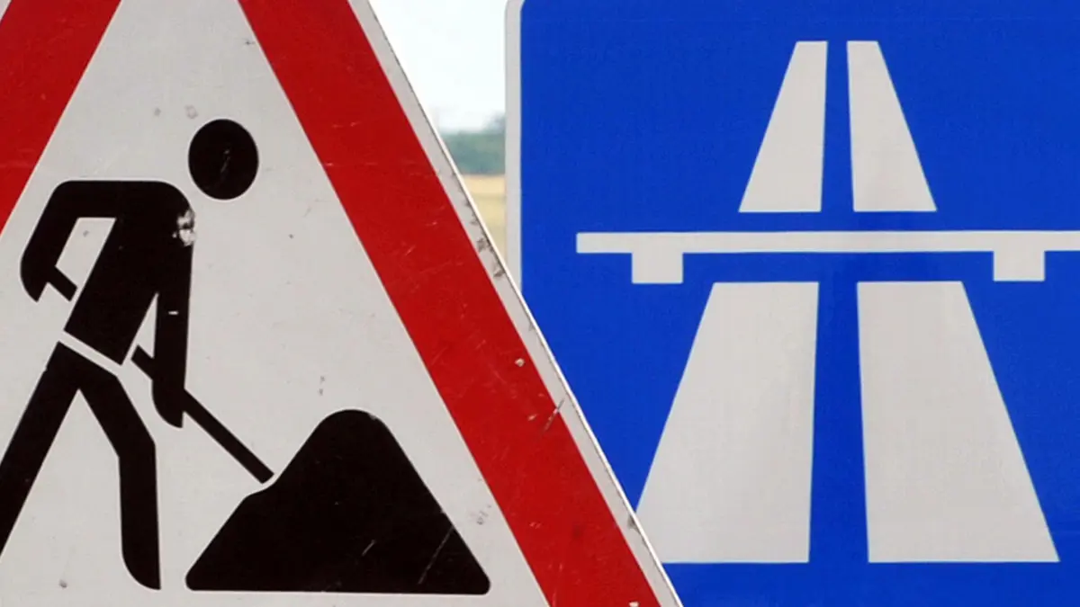 Baustelle auf der Autobahn: ARCHIV - 23.06.2010, NA, Sömmerda: ILLUSTRATION - Ein Baustellenschild ist vor einem Autobahnschild platziert. (zu dpa: «A1 wegen Fahrbahnschäden Richtung Lübeck gesperrt») Foto: Martin Schutt/dpa-Zentralbild/dpa +++ dpa-Bildfunk +++