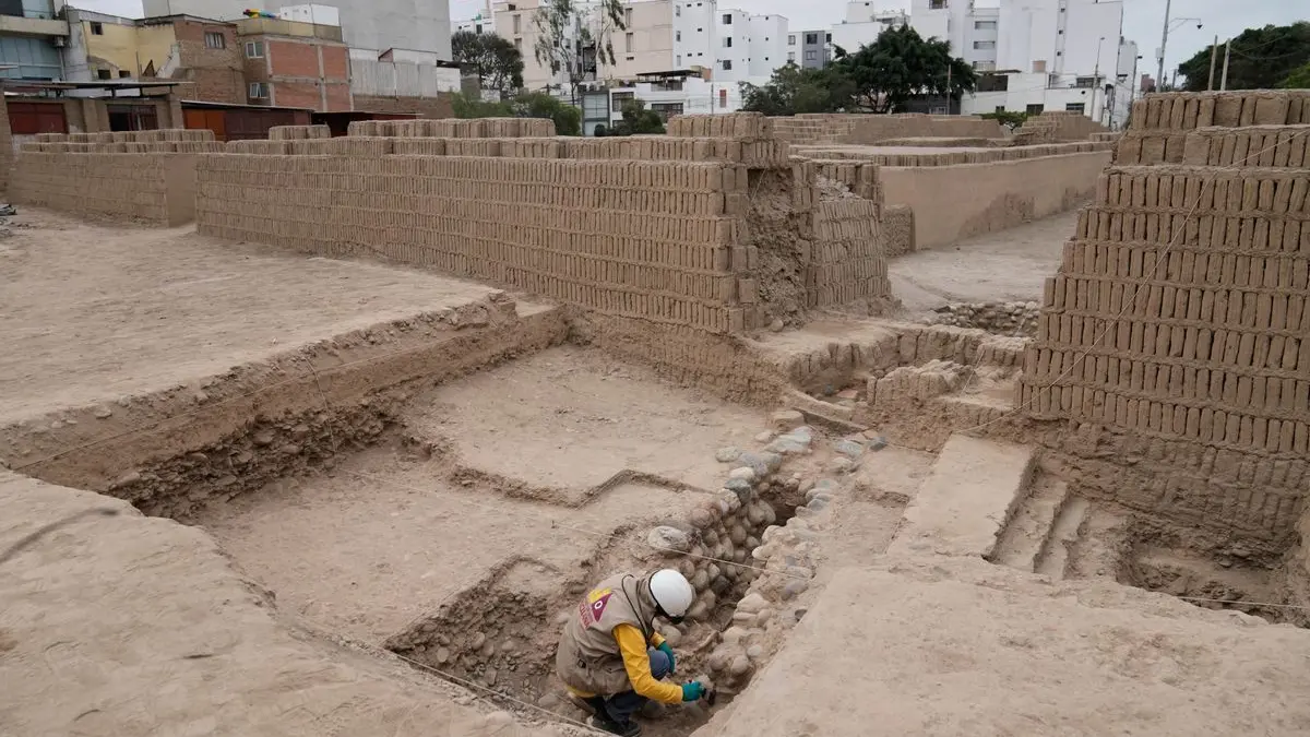 Ein Archäologe gräbt an der Ausgrabungsstätte Huaca Pucllana Skelettreste aus.