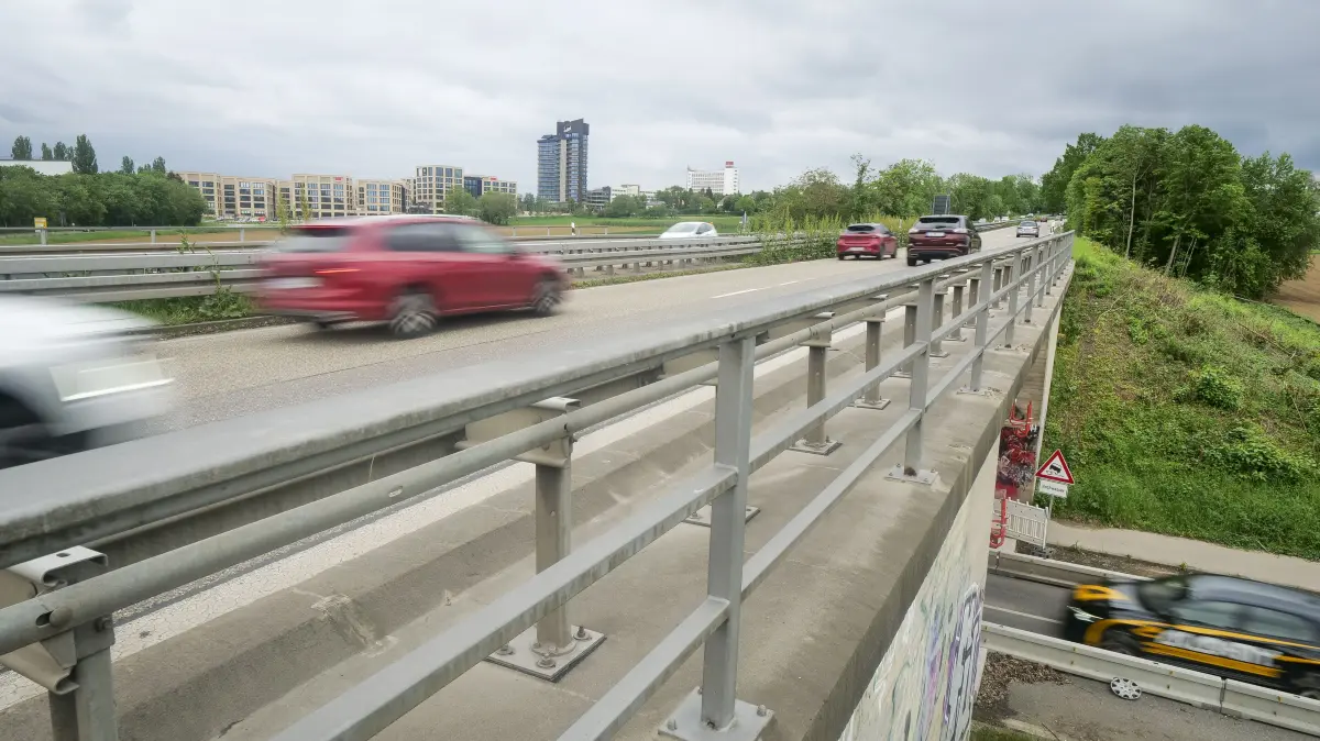 Kornwestheim - Die Brücke der B27 bei Ludwigsburg-West (Autokino, W&W Campus) ist schon länger beschädigt, weshalb 60 gefahren werden muss. Das Bauwerk soll jetzt abgerissen und neu gebaut werden