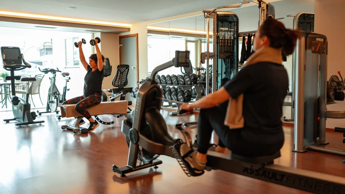 Ein vielseitiger Fitnessbereich mit modernen Geräten für individuelles Kraft- und Ausdauertraining.
