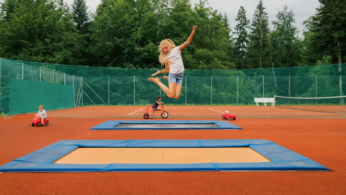 Ob Tennis, Trampoline oder Mini-Fuhrpark: Im MONDI Resort Oberstaufen finden alle ihren Spaß.