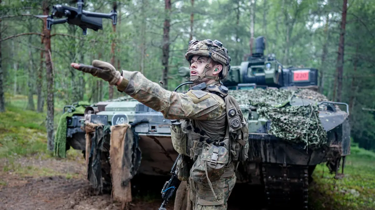 ARCHIV - 11.06.2026, Litauen, Pabrade: Ein Bundeswehrsoldat des Zugs Bravo lässt vor einem Puma Schützenpanzer bei der Großübung „Freedom Shield 2026" der neuen Panzerbrigade 45 eine Drohne für den Aufklärungflug fliegen. (zu dpa: «Rüstet Deutschland falsch auf? Kritik an Pistorius») Foto: Kay Nietfeld/dpa +++ dpa-Bildfunk +++