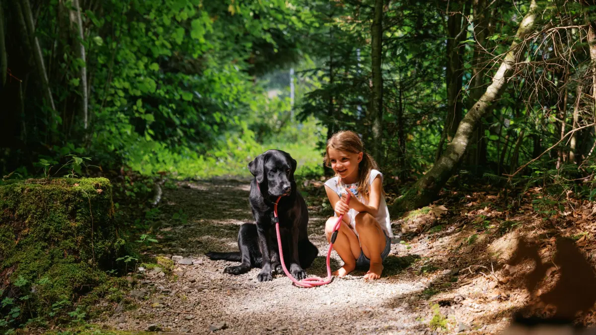 Auch Hunde sind von Herzen im MONDI Resort willkommen. Weil der Familienurlaub so nicht nur im Vorfeld entspannter, sondern auch viel lustiger wird.