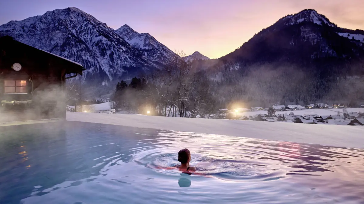 Wenn die Tage kälter und kürzer werden ist es besonders schön, dem Sonnenuntergang im ganzjährig beheizten Außenpool entgegen zu schwimmen.