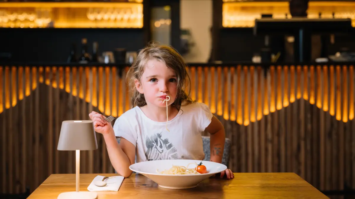 Für kulinarische Abwechslung sorgt ein Besuch im familienfreundlichen Resort-Restaurant MONDIs Staufenküche, das neben Allgäuer Schmankerln viele Lieblingsgerichte bereithält.