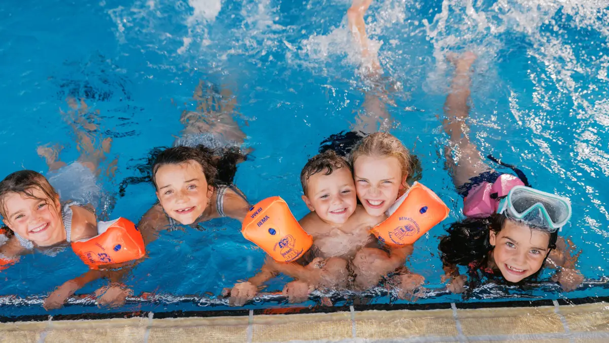 Im großen Hallenbad mit angrenzendem Riesen-Whirlpool finden alle Altersstufen ihr Glück. Ob beim Babyschwimmen, Seepferdchen-Kurs, oder einfachen planschen.
