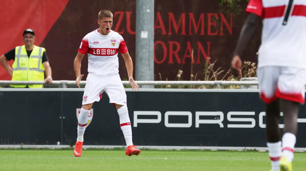 2026.08.15, Deutschland, Stuttgart Fußball U19 VfB Stuttgart vs. FC Ingolstadt 04, Torschütze Enis Redzepi VfB jubelt über sein Tor zum 1:1 *** August 15, 2026, Germany, Stuttgart: U19 Soccer MatchVfB Stuttgart vs. FC Ingolstadt 04 Goal Scorer: Enis Redzepi VfB celebrates his goal to make it 11