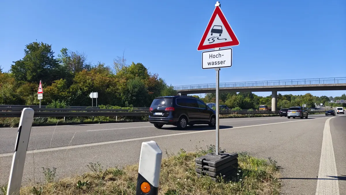 Das Schild steht auf der Bundesstraße 27, stadteinwärts, an der Einfahrt vom SI-Centrum.