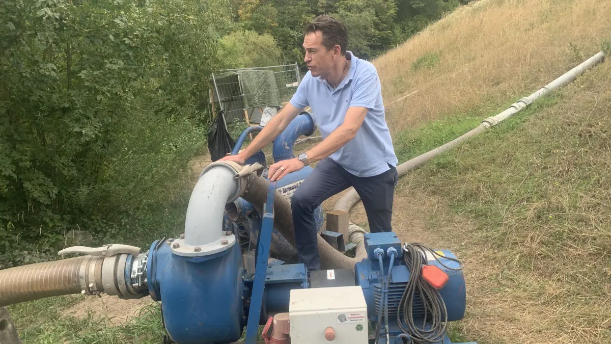 Der Betriebsleiter Daniel Hartmann vom Wasserverband Aich überwacht die Arbeiten am Sulzbach-Stausee bei Schönaich