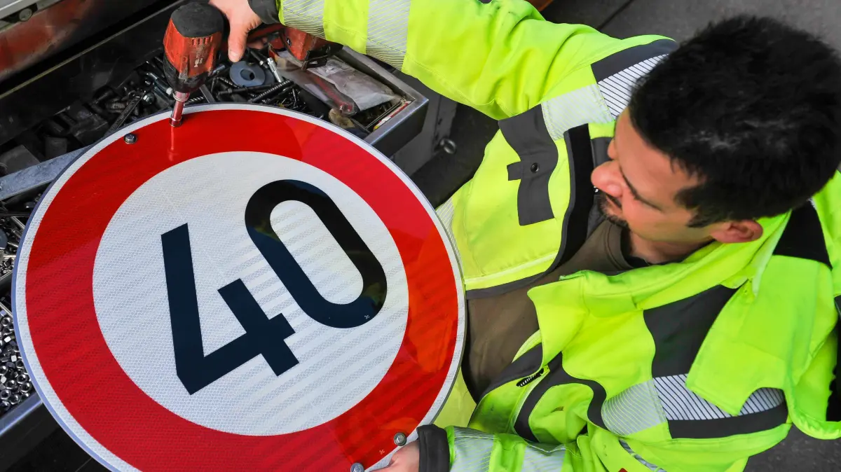 Höchstgeschwindigkeit 40 Km/St. Stadt Stuttgart begrenzt das Tempolimit an einigen Kreuzungen und stellt Tempo-40-Schilder auf. Zur Verbesserung der Luftqualität, Verkehrslage und Sicherheit auf den Strassen. Im Bild Mitarbeiter stellen neue Schielder entlang der Srasse auf. Stuttgart Baden-Wuerttemberg Deutschland *** Maximum speed 40 Km St City of Stuttgart limits the speed limit at some intersections and puts up speed 40 signs To improve air quality, traffic conditions and safety on the roads In the picture Employees put new Schielders along the Srasse on Stuttgart Baden Wuerttemberg Germany Copyright: xMaxxKovalenkox