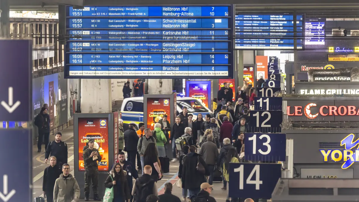 Reisende im Hauptbahnhof, Fahrgäste und Abfahrttafel im Hauptbahnhof Stuttgart. Polizeifahrzeug mit Blaulicht. // 17.11.2025. Stuttgart, Baden-Württemberg, Deutschland *** Passengers at the main station, passengers and departure board at Stuttgart main station Police car with flashing lights 17 11 2025 Stuttgart, Baden Württemberg, Germany