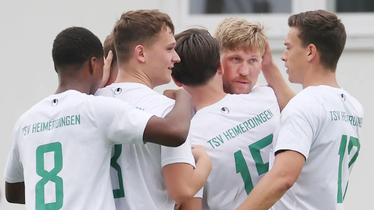 Fußball TSV Heimerdingen vs. SV Allmersbach: BAU // 2026.08.15, Deutschland, Ditzingen Fußball TSV Heimerdingen vs. SV Allmersbach, Torschütze Lars Ruckh ( zweiter von rechts / Heimerdingen) jubelt über sein Tor zum 3:0