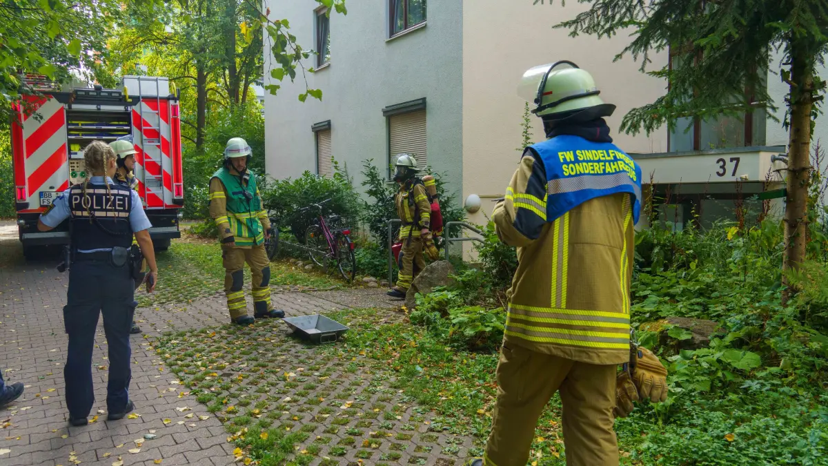 Ein rauchender Akku hat am Donnerstagvormittag fuer einen Feuerwehreinsatz in Sindelfingen-Hinterweil gesorgt. Wie die Polizei mitteilt, kam es in der Wohnung eines Mehrfamilienhauses zu einer starken Rauchentwicklung, nachdem ein Akku zu rauchen begonnen hatte.<br />
<br />
Die Bewohner reagierten geistesgegenwaertig und setzten den betroffenen Akku unter Wasser. Dadurch konnte eine weitere Ausbreitung verhindert werden. Zu einem offenen Feuer kam es nicht.<br />
<br />
Eine Person erlitt infolge der Rauchentwicklung eine leichte Rauchgasvergiftung und wurde medizinisch versorgt.<br />
<br />
Ueber die Hoehe eines moeglichen Sachschadens liegen derzeit keine Informationen vor. Die genaue Ursache, weshalb der Akku zu rauchen begann, ist Gegenstand weiterer Ermittlungen.