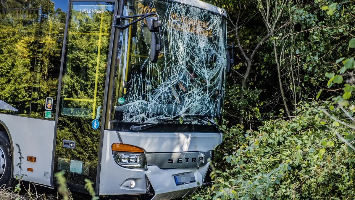 Auf der Landesstrasse 1180 hat sich am Mittwochnachmittag ein Unfall mit einem Linienbus ereignet.<br />
<br />
Nach aktuellem Stand der Ermittlungen war ein 65-jaehriger Fahrer gegen 15:45 Uhr mit einem Bus der Marke Setra von Perouse nach Moensheim unterwegs. In Hoehe der Einmuendung zur Landesstrasse 1179 kam der Bus aus bisher ungeklaerter Ursache nach links von der Strasse ab. Da gluecklicherweise keine Fahrgaeste an Bord waren, wurde niemand verletzt. Auch der Fahrer selbst blieb nach ersten Untersuchungen durch den Rettungsdienst unversehrt.<br />
<br />
Bei der Unfallaufnahme bemerkten die eingesetzten Polizeibeamten Alkoholgeruch bei dem Mann. Ein freiwilliger Alkoholvortest bestaetigte den Verdacht: Er hatte knapp ueber 2 Promille. Die Konsequenzen liessen nicht lange auf sich warten: Der Fahrer musste seinen Fuehrerschein noch an Ort und Stelle abgeben und im Krankenhaus eine Blutprobe abgeben.<br />
<br />
Der Sachschaden am Bus betraegt nach ersten Schaetzungen etwa 15.000 Euro. Zudem entstand ein Flurschaden von rund 2.500 Euro. Fuer die Bergung des Busses musste die Strasse komplett gesperrt werden, was bis circa 18:00 Uhr dauerte.