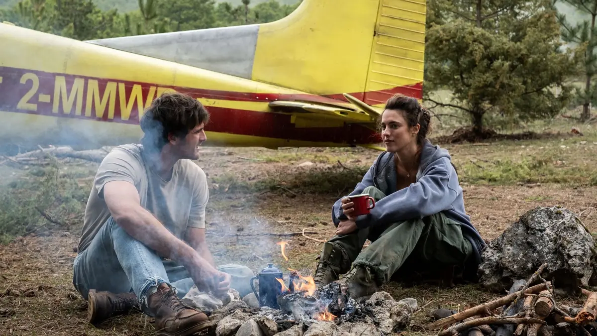 Kinostart - „Das Ende der Sterne“: HANDOUT - 21.05.2025, ---: Jacob Elordi (l) als Hig und Margaret Qualley als Cima in einer Szene aus dem Film «Das Ende der Sterne» (undatierte Filmszene). Der Film kommt am 27.08.2026 in die deutschen Kinos. (zu dpa-Kinostarts) Foto: Fabio Lovino/20th Century Studios/dpa +++ dpa-Bildfunk +++