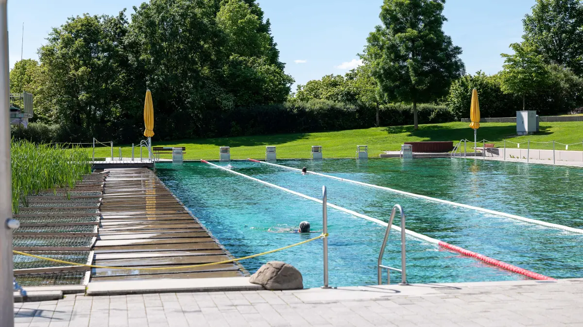 Naturfreibad Herrenberg
BBKZ, Umfrage im Herrenberger Naturfreibad: Was sagen die Badegäste zum Saisonstart? Wie viel Zeit geben sie dem Bad, bis es wieder gesperrt werden muss?, Naturfreibad Herrenberg, 26.05.2024
Foto: Eibner/Sander