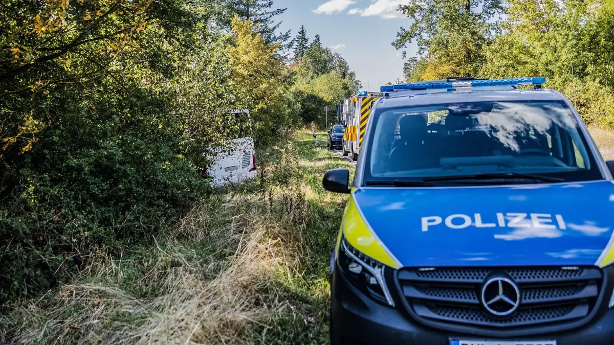 Auf der Landesstrasse 1180 hat sich am Mittwochnachmittag ein Unfall mit einem Linienbus ereignet.<br />
<br />
Nach aktuellem Stand der Ermittlungen war ein 65-jaehriger Fahrer gegen 15:45 Uhr mit einem Bus der Marke Setra von Perouse nach Moensheim unterwegs. In Hoehe der Einmuendung zur Landesstrasse 1179 kam der Bus aus bisher ungeklaerter Ursache nach links von der Strasse ab. Da gluecklicherweise keine Fahrgaeste an Bord waren, wurde niemand verletzt. Auch der Fahrer selbst blieb nach ersten Untersuchungen durch den Rettungsdienst unversehrt.<br />
<br />
Bei der Unfallaufnahme bemerkten die eingesetzten Polizeibeamten Alkoholgeruch bei dem Mann. Ein freiwilliger Alkoholvortest bestaetigte den Verdacht: Er hatte knapp ueber 2 Promille. Die Konsequenzen liessen nicht lange auf sich warten: Der Fahrer musste seinen Fuehrerschein noch an Ort und Stelle abgeben und im Krankenhaus eine Blutprobe abgeben.<br />
<br />
Der Sachschaden am Bus betraegt nach ersten Schaetzungen etwa 15.000 Euro. Zudem entstand ein Flurschaden von rund 2.500 Euro. Fuer die Bergung des Busses musste die Strasse komplett gesperrt werden, was bis circa 18:00 Uhr dauerte.