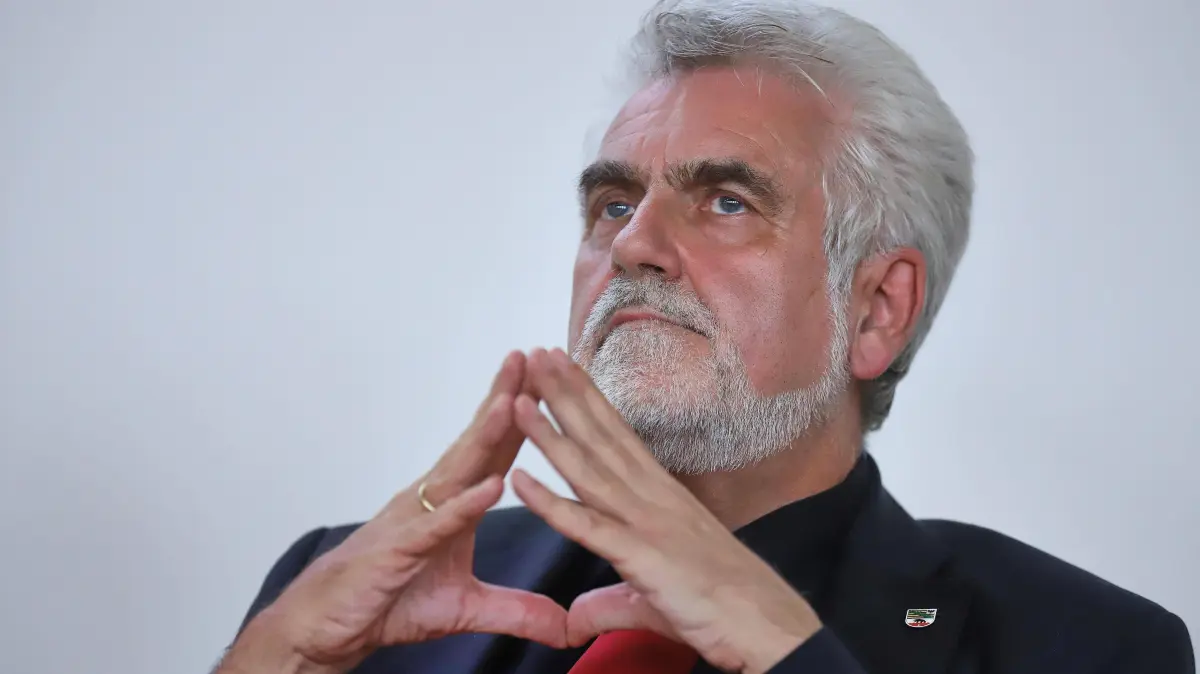 Der Hochschullehrer und Wissenschaftsmanager Armin Willingmann ist Spitzenkandidat der SPD in Sachsen-Anhalt. Unter seiner Ägide wirbt die Landes-SPD mit dem Slogan "Wir sind der Deich" ausgerechnet für den Kampf gegen eine AfD-Regierung .