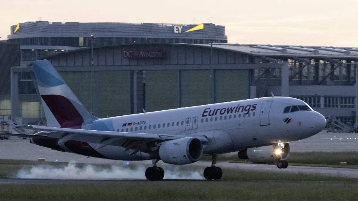 Eurowings Airbus abendliche Stimmung am Flughafen Stuttgart. Ferien, Urlaub, Flugzeug, Startbahn, Landebahn, Pilot, Nacht Eurowings Airbus evening atmosphere at Stuttgart Airport. vacation, vacation, airplane, runway, runway, pilot, night Copyright: imageBROKER/DanielxKessler ibldlk17859292.jpg Bitte beachten Sie die gesetzlichen Bestimmungen des deutschen Urheberrechtes hinsichtlich der Namensnennung des Fotografen im direkten Umfeld der Veröffentlichung