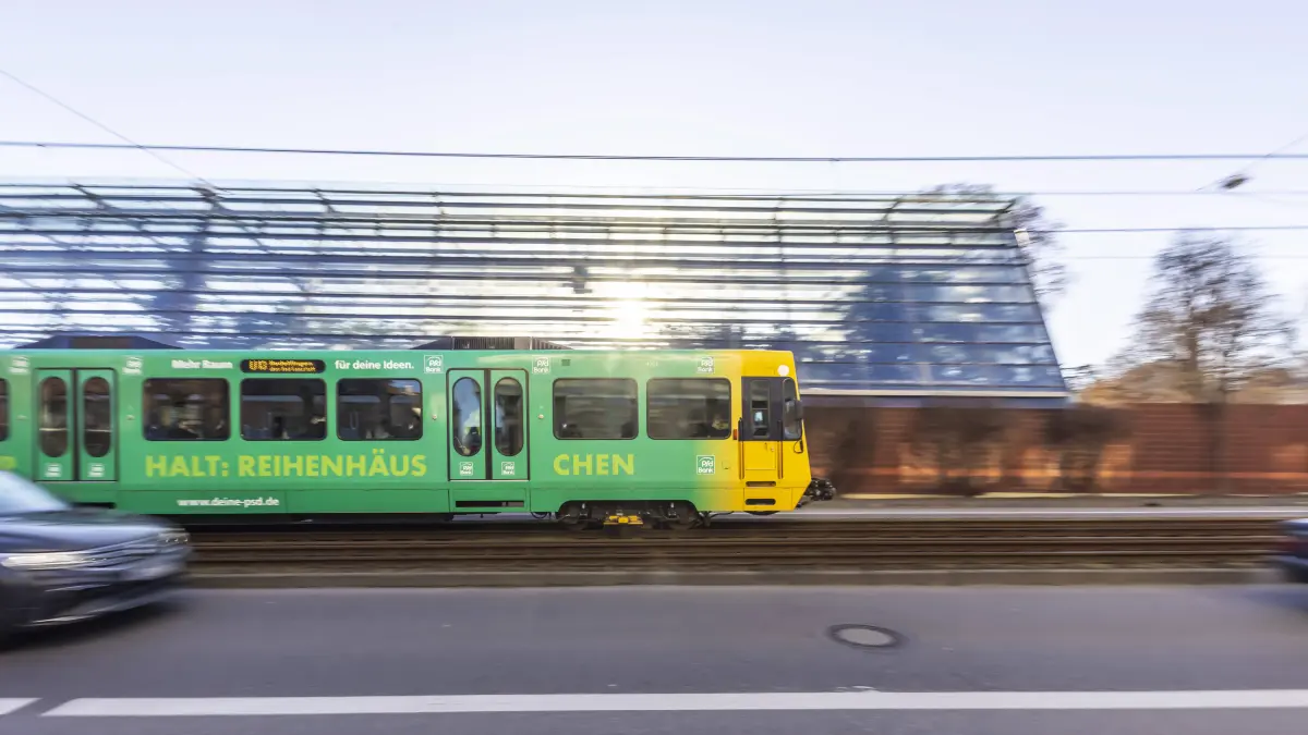Stadtbahn der Stuttgarter Straßenbahnen AG, SSB, unterwegs in Bad Cannstatt. // 02.02.2025: Stuttgart, Baden-Württemberg, Deutschland. *** Light rail vehicle of Stuttgarter Straßenbahnen AG, SSB, underway in Bad Cannstatt 02 02 2025 Stuttgart, Baden Württemberg, Germany