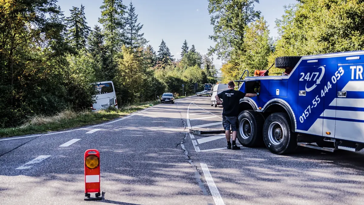 Auf der Landesstrasse 1180 hat sich am Mittwochnachmittag ein Unfall mit einem Linienbus ereignet.<br />
<br />
Nach aktuellem Stand der Ermittlungen war ein 65-jaehriger Fahrer gegen 15:45 Uhr mit einem Bus der Marke Setra von Perouse nach Moensheim unterwegs. In Hoehe der Einmuendung zur Landesstrasse 1179 kam der Bus aus bisher ungeklaerter Ursache nach links von der Strasse ab. Da gluecklicherweise keine Fahrgaeste an Bord waren, wurde niemand verletzt. Auch der Fahrer selbst blieb nach ersten Untersuchungen durch den Rettungsdienst unversehrt.<br />
<br />
Bei der Unfallaufnahme bemerkten die eingesetzten Polizeibeamten Alkoholgeruch bei dem Mann. Ein freiwilliger Alkoholvortest bestaetigte den Verdacht: Er hatte knapp ueber 2 Promille. Die Konsequenzen liessen nicht lange auf sich warten: Der Fahrer musste seinen Fuehrerschein noch an Ort und Stelle abgeben und im Krankenhaus eine Blutprobe abgeben.<br />
<br />
Der Sachschaden am Bus betraegt nach ersten Schaetzungen etwa 15.000 Euro. Zudem entstand ein Flurschaden von rund 2.500 Euro. Fuer die Bergung des Busses musste die Strasse komplett gesperrt werden, was bis circa 18:00 Uhr dauerte.