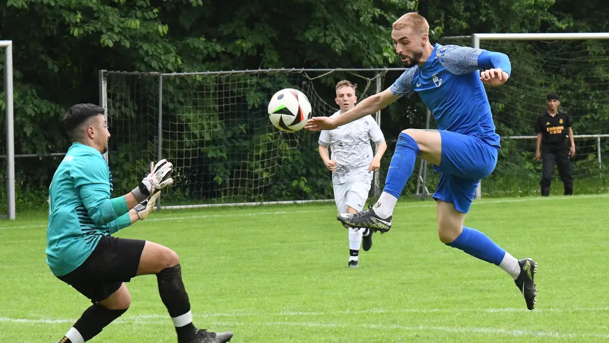 Fussball, Fußball, Kreisliga B5, FV89 Zuffenhausen II - SSV Zuffenhausen II
Nr.77 (TV): Alexander Iatan - blau
Nr.13 (SSV): Ufuk Tonbak - grün/schwarz
Fotograf: Günter E. Bergmann - Photography
Aufnahmedatum: 02.06.2024