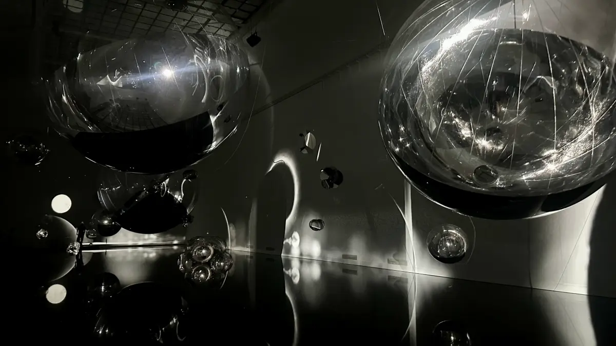 Installation bei der Ausstellung "Verwobene Welten" von Tomas Saracento im Haus der Kunst in München