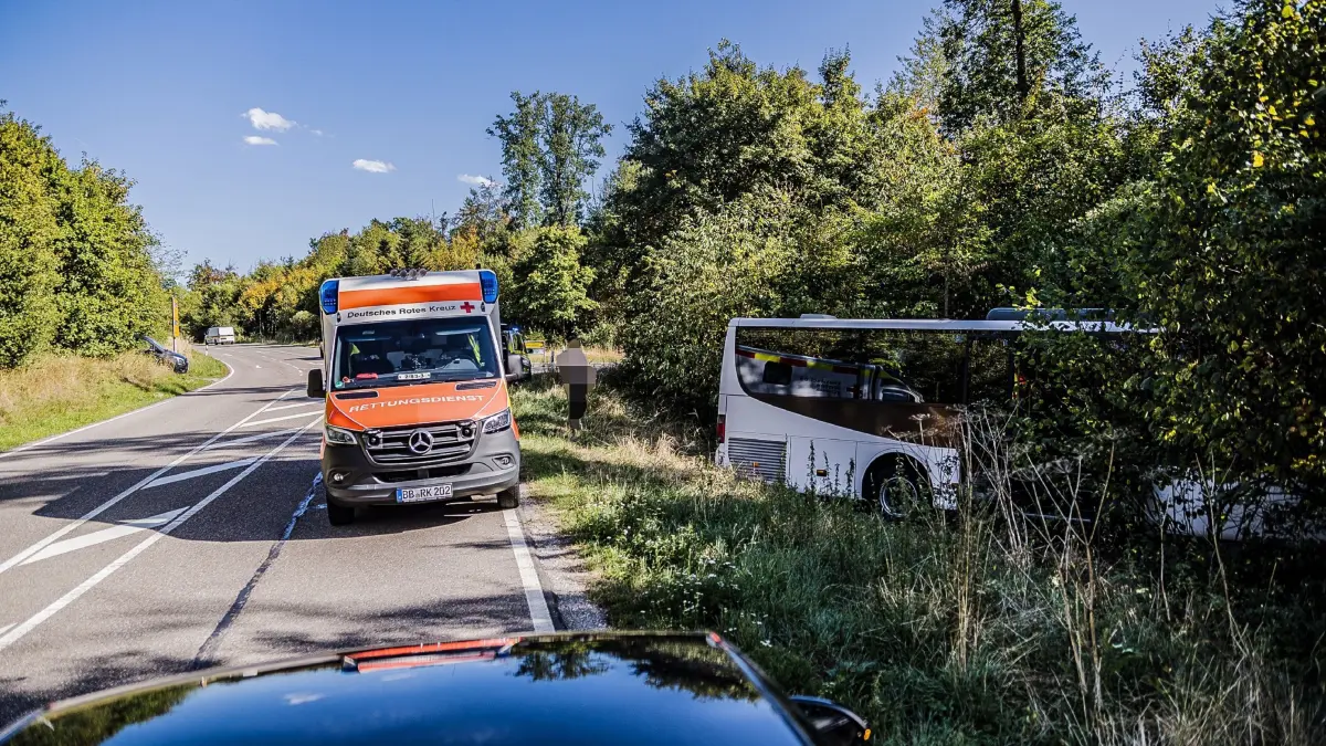 Auf der Landesstrasse 1180 hat sich am Mittwochnachmittag ein Unfall mit einem Linienbus ereignet.<br />
<br />
Nach aktuellem Stand der Ermittlungen war ein 65-jaehriger Fahrer gegen 15:45 Uhr mit einem Bus der Marke Setra von Perouse nach Moensheim unterwegs. In Hoehe der Einmuendung zur Landesstrasse 1179 kam der Bus aus bisher ungeklaerter Ursache nach links von der Strasse ab. Da gluecklicherweise keine Fahrgaeste an Bord waren, wurde niemand verletzt. Auch der Fahrer selbst blieb nach ersten Untersuchungen durch den Rettungsdienst unversehrt.<br />
<br />
Bei der Unfallaufnahme bemerkten die eingesetzten Polizeibeamten Alkoholgeruch bei dem Mann. Ein freiwilliger Alkoholvortest bestaetigte den Verdacht: Er hatte knapp ueber 2 Promille. Die Konsequenzen liessen nicht lange auf sich warten: Der Fahrer musste seinen Fuehrerschein noch an Ort und Stelle abgeben und im Krankenhaus eine Blutprobe abgeben.<br />
<br />
Der Sachschaden am Bus betraegt nach ersten Schaetzungen etwa 15.000 Euro. Zudem entstand ein Flurschaden von rund 2.500 Euro. Fuer die Bergung des Busses musste die Strasse komplett gesperrt werden, was bis circa 18:00 Uhr dauerte.
