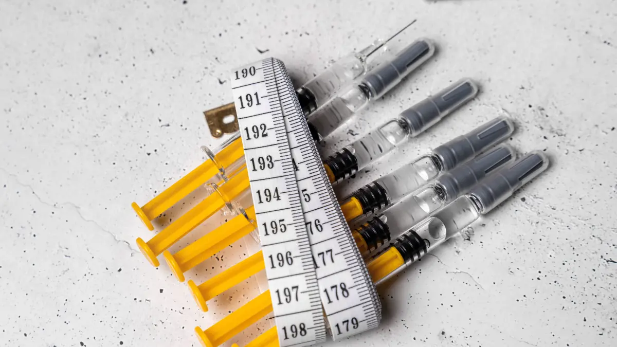 Bavaria, Germany March 20, 2026: Several syringes and a measuring tape symbolize modern weight-loss injections. The image represents medical assistance with weight loss, as well as the opportunities and risks associated with this form of therapy. *** Mehrere Spritzen und ein Maßband symbolisieren moderne Abnehmspritzen zur Gewichtsreduktion. Das Bild steht für medikamentöse Unterstützung beim Abnehmen sowie Chancen und Risiken dieser Therapieform.