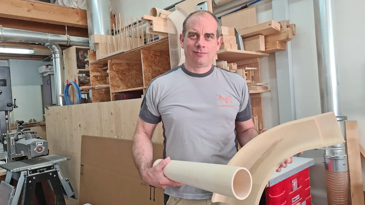 Das Alphorn-Rohr und der geschwungene Becher bestehen aus jeweils zwei mit der CNC-Fräse ausgesägten Halbschalen, die anschließend verleimt werden.