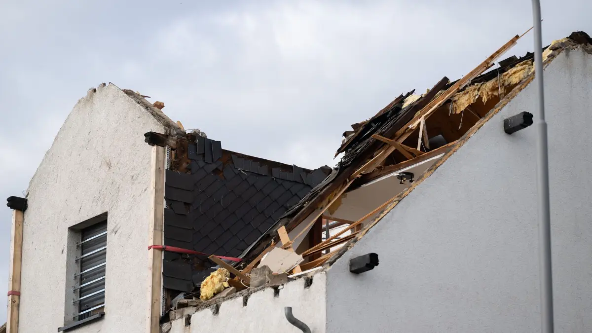 Unwetter in Hessen: 20.08.2026, Hessen, Solms: Starke Zerstörungen sind an mehreren Häusern in Solms-Oberndorf nach einem mutmaßlichen Tornado zu erkennen. Foto: Boris Roessler/dpa +++ dpa-Bildfunk +++