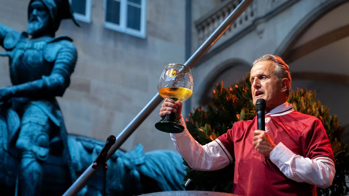 Eröffnungsveranstaltung des 50. Stuttgarter Weindorf: Stuttgart, Baden-Württemberg, 20.08.2026:
Eröffnung des 50. Stuttgarter Weindorf im Innenhof des Alten Schloss
Im Bild: Frank Nopper (CDU, Oberbürgermeister der Landeshauptstadt Stuttgart) eröffnet das Weindorf
Notiz: No model release. Kein Einverständnis für Werbung, keine Weitergabe an Dritte.