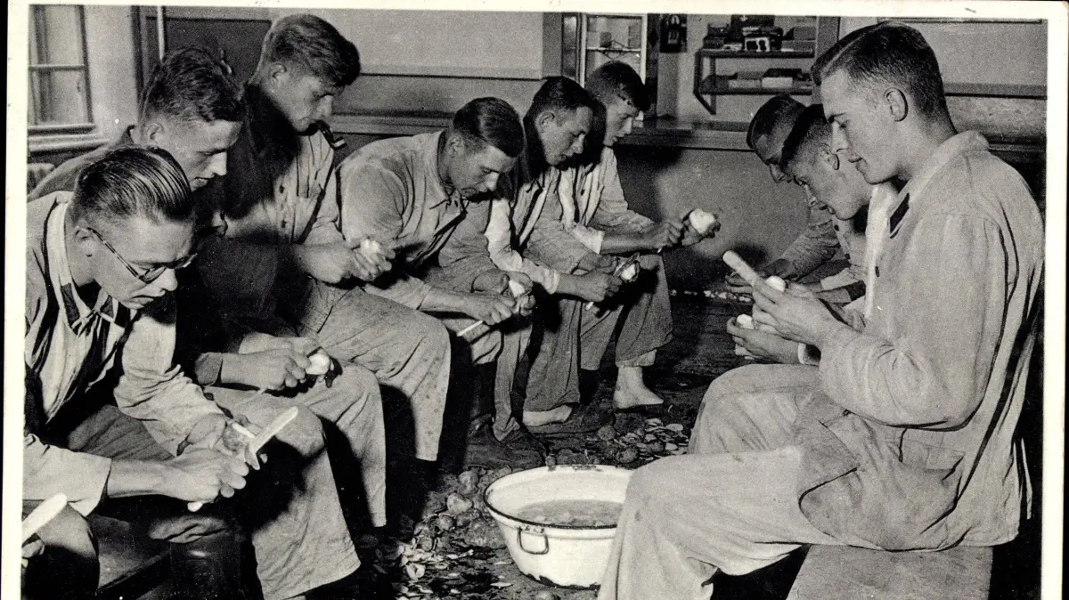 Mitglieder des Reichsarbeitsdienst beim Kartoffelschälen (um 1933/34).